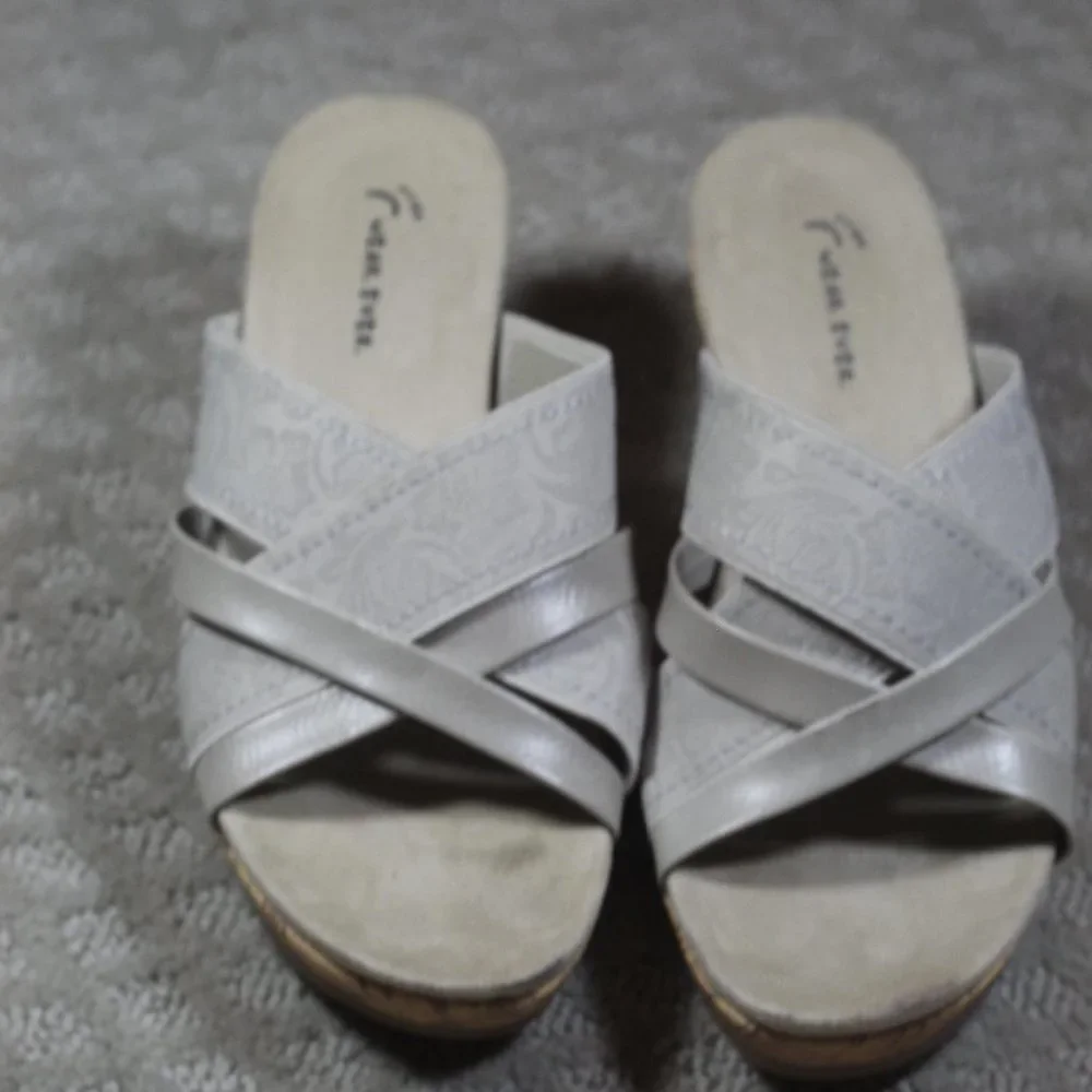 Wear Ever Size 8 Light Grey Floral Embossed Slide On 3